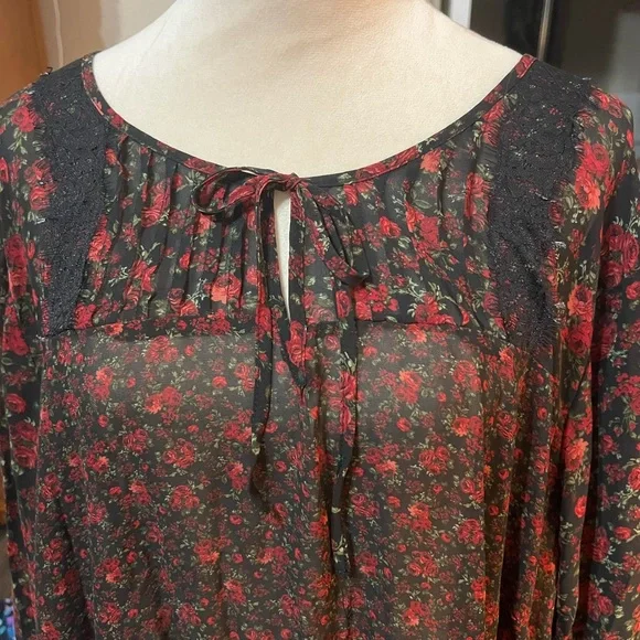 Torrid Red Floral Relaxed Blouse - Picture 2 of 5